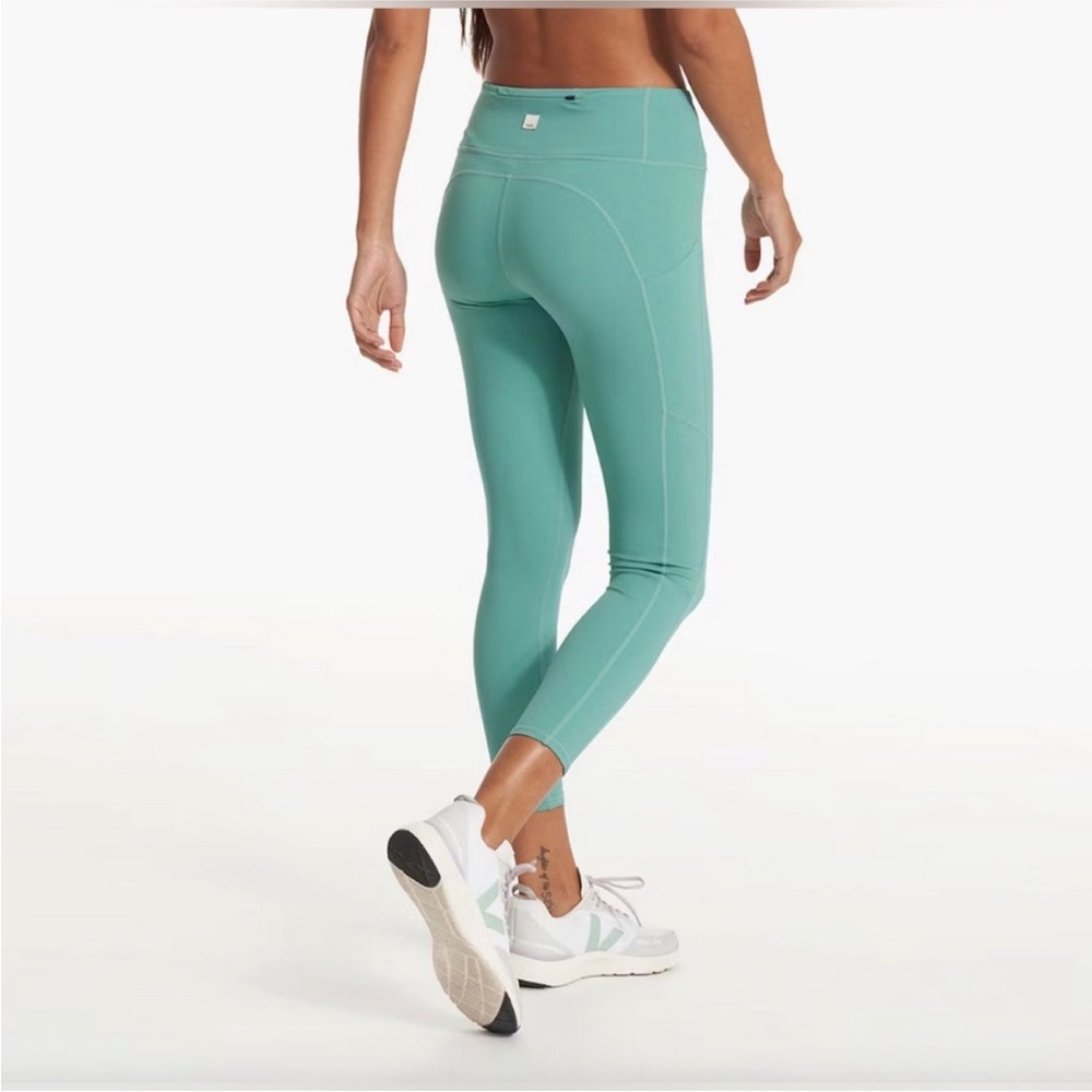 NWT! ✨Vuori Stride Legging ✨. Size Medium. Color Basil.